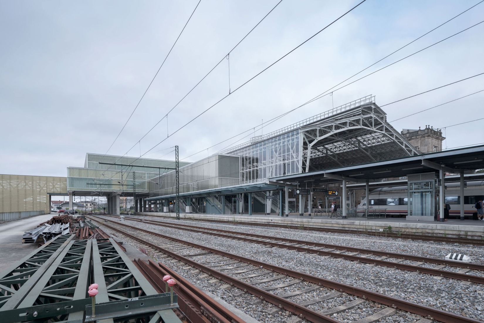 Train station and pedestrian walkway by estudioHerreros. Photography by Luis Díaz Díaz.