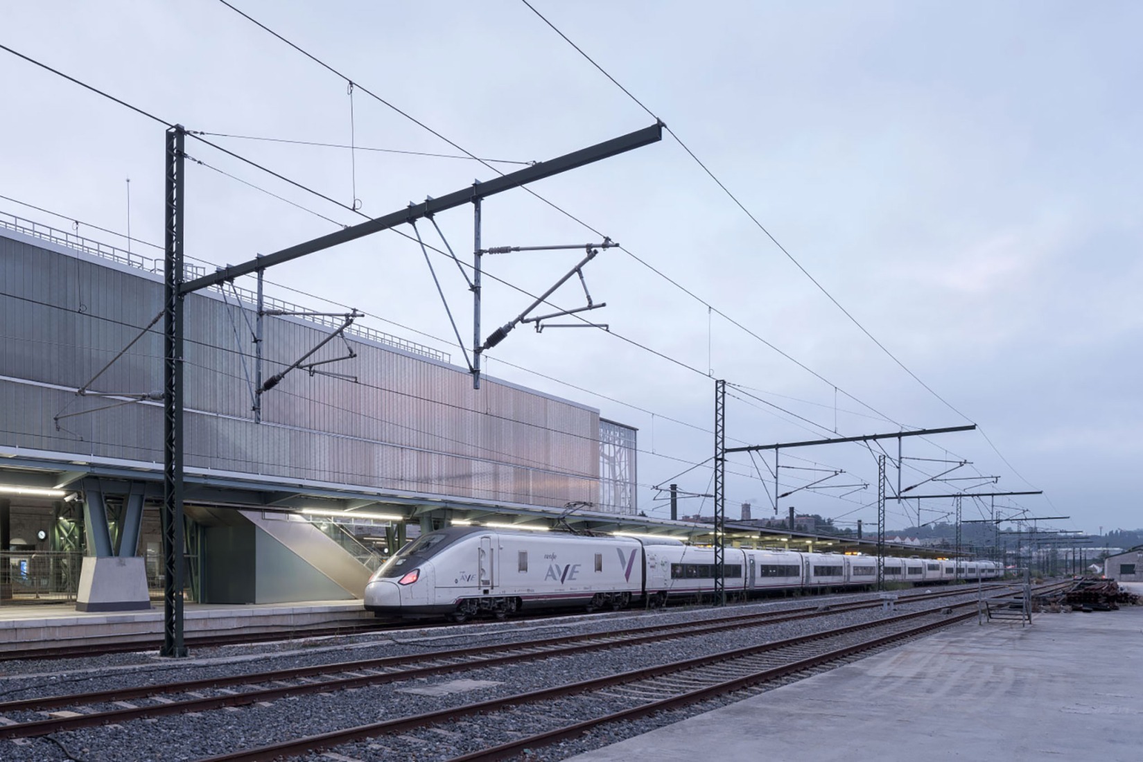 Train station and pedestrian walkway by estudioHerreros. Photography by Luis Díaz Díaz.