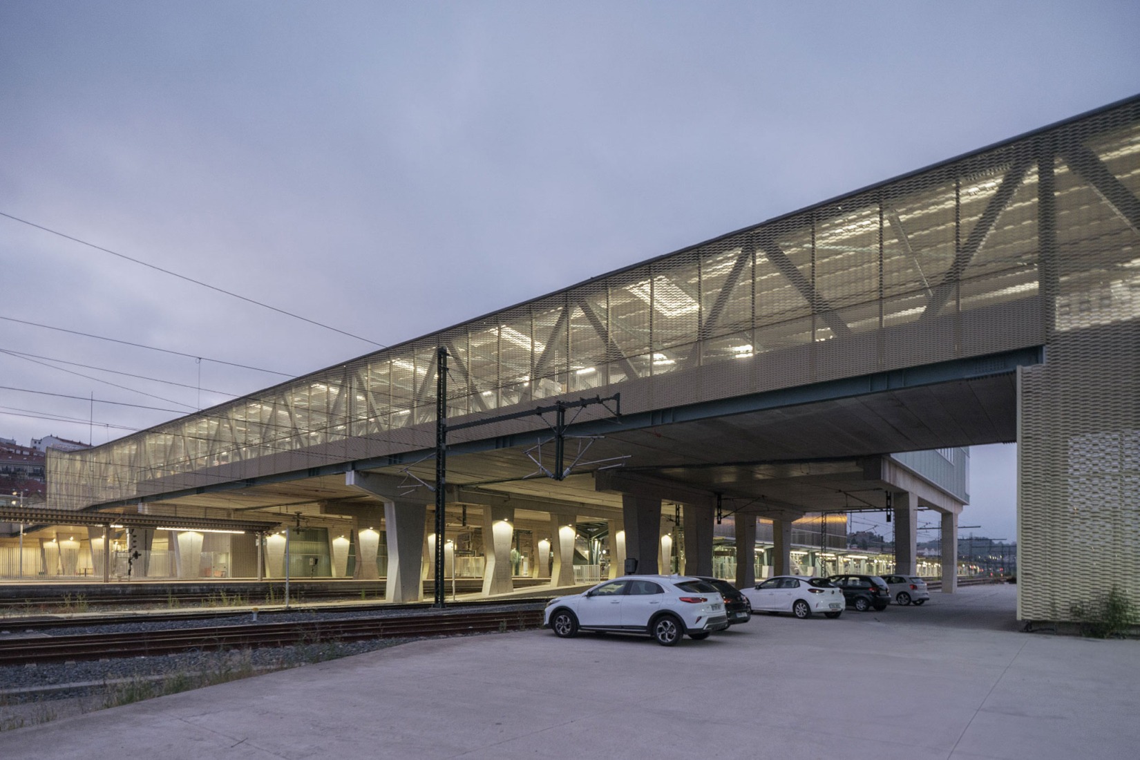 Train station and pedestrian walkway by estudioHerreros. Photography by Luis Díaz Díaz.