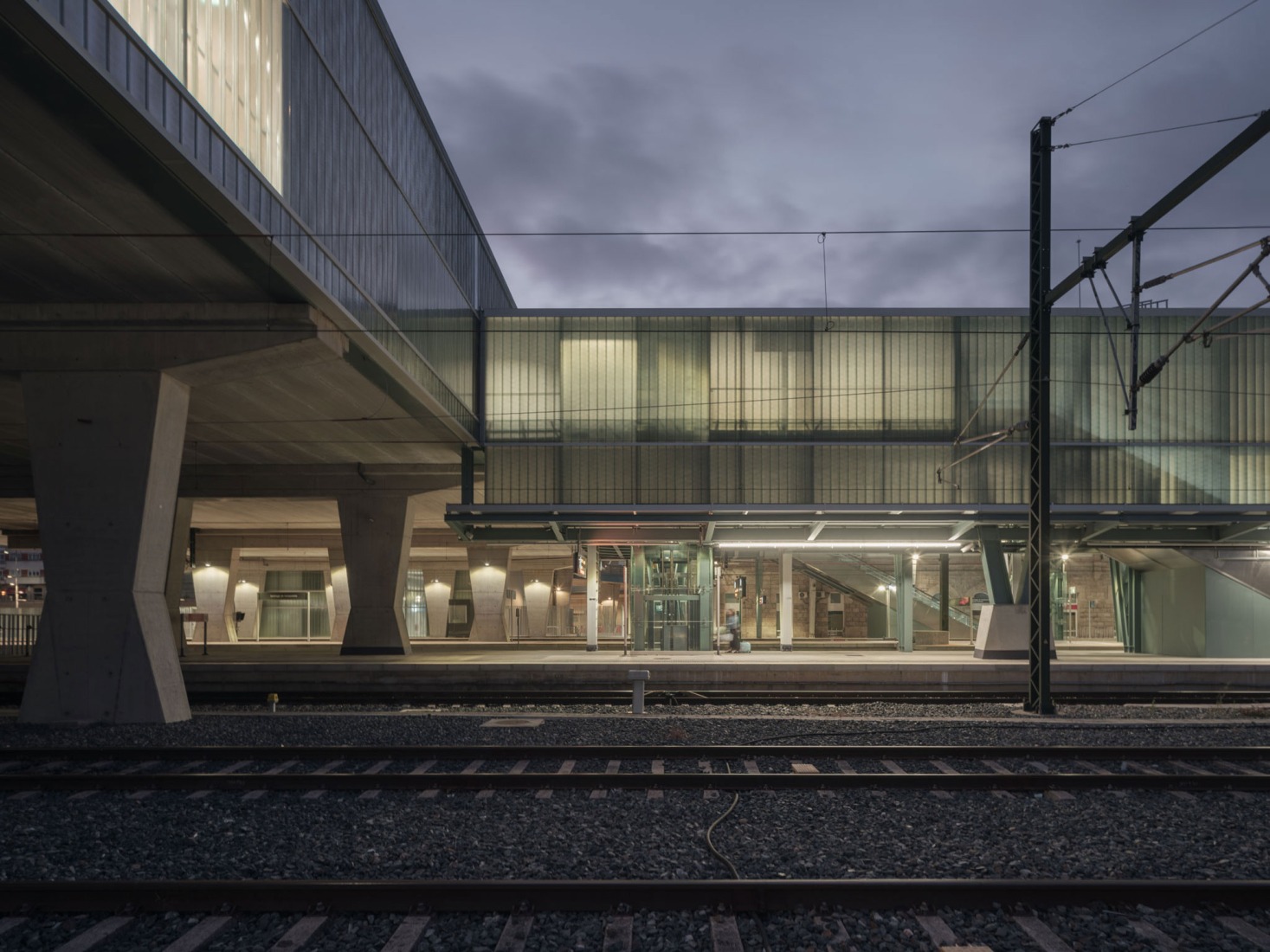 Train station and pedestrian walkway by estudioHerreros. Photography by Luis Díaz Díaz.