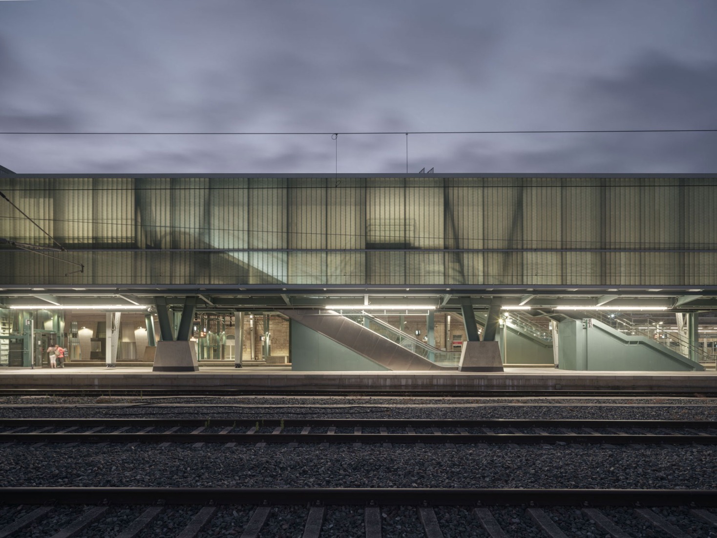 Train station and pedestrian walkway by estudioHerreros. Photography by Luis Díaz Díaz.