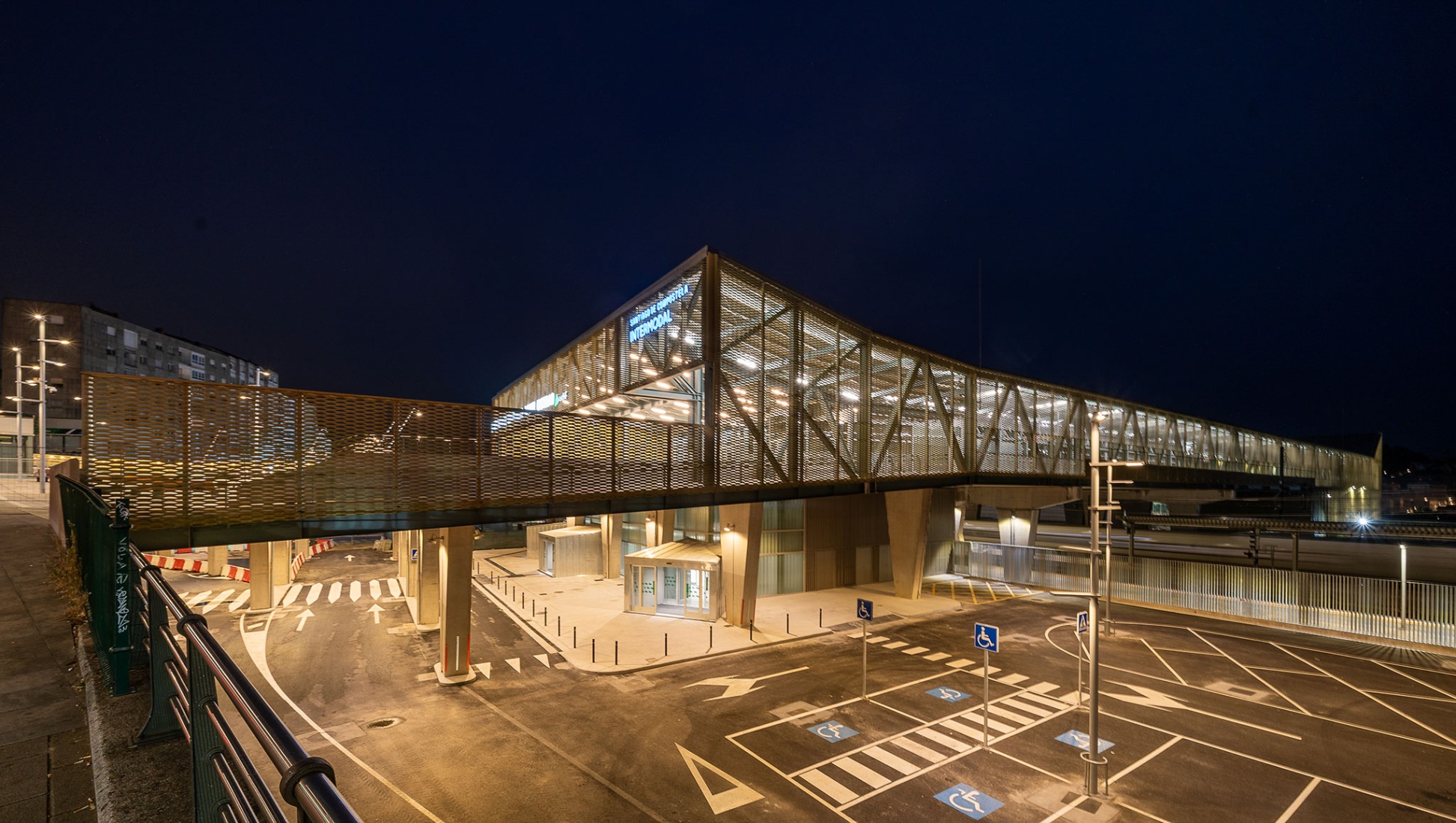 Train station and pedestrian walkway by estudioHerreros. Photography by Manuel Vicente.