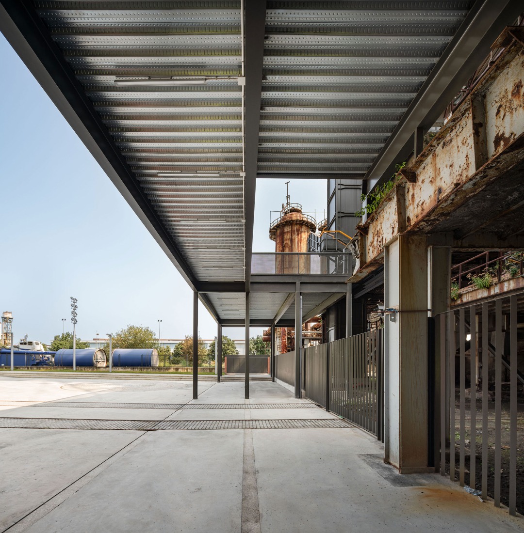 Acceso y Urbanización en el B.I.C. Horno Alto Nº1 de Sestao por Garitano Arquitectura. Fotografía por José Manuel Cutillas.o por Garitano Arquitectura. Fotografía por Jose Manuel Cutillas.