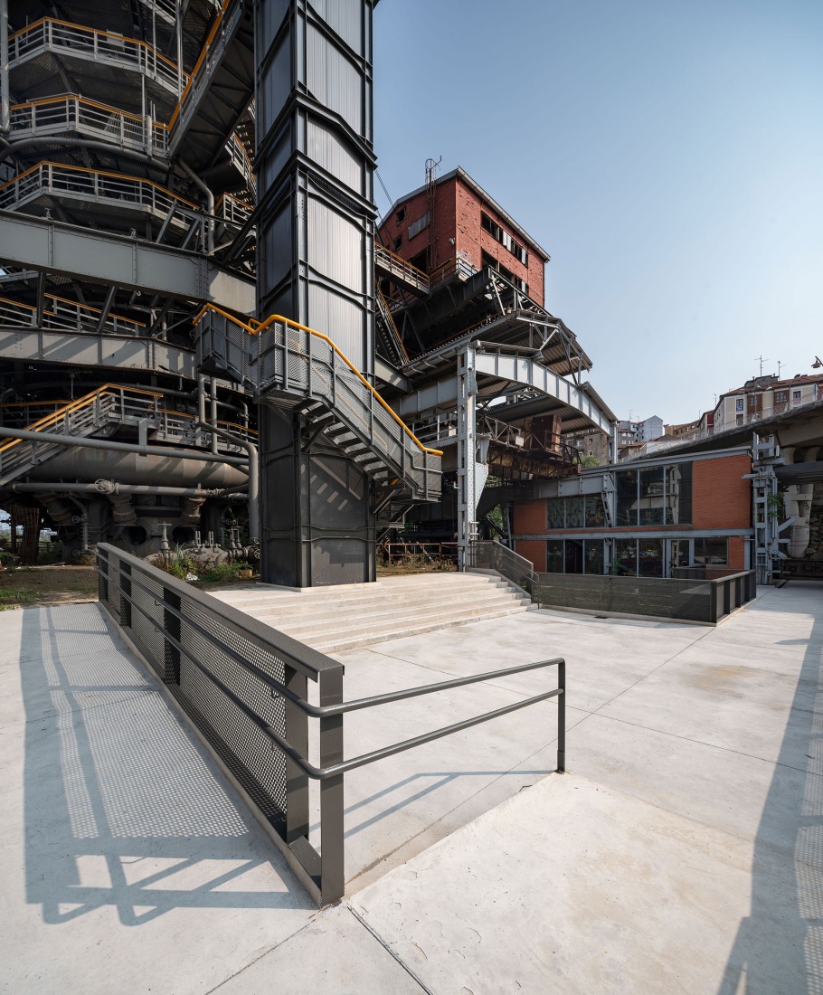 Acceso y Urbanización en el B.I.C. Horno Alto Nº1 de Sestao por Garitano Arquitectura. Fotografía por José Manuel Cutillas.