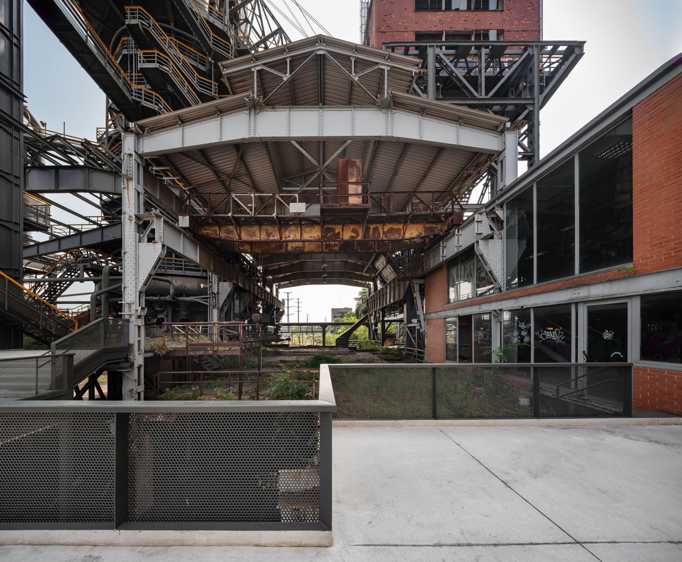 Acceso y Urbanización en el B.I.C. Horno Alto Nº1 de Sestao por Garitano Arquitectura. Fotografía por José Manuel Cutillas.1 de Sestao por Garitano Arquitectura. Fotografía por Jose Manuel Cutillas.