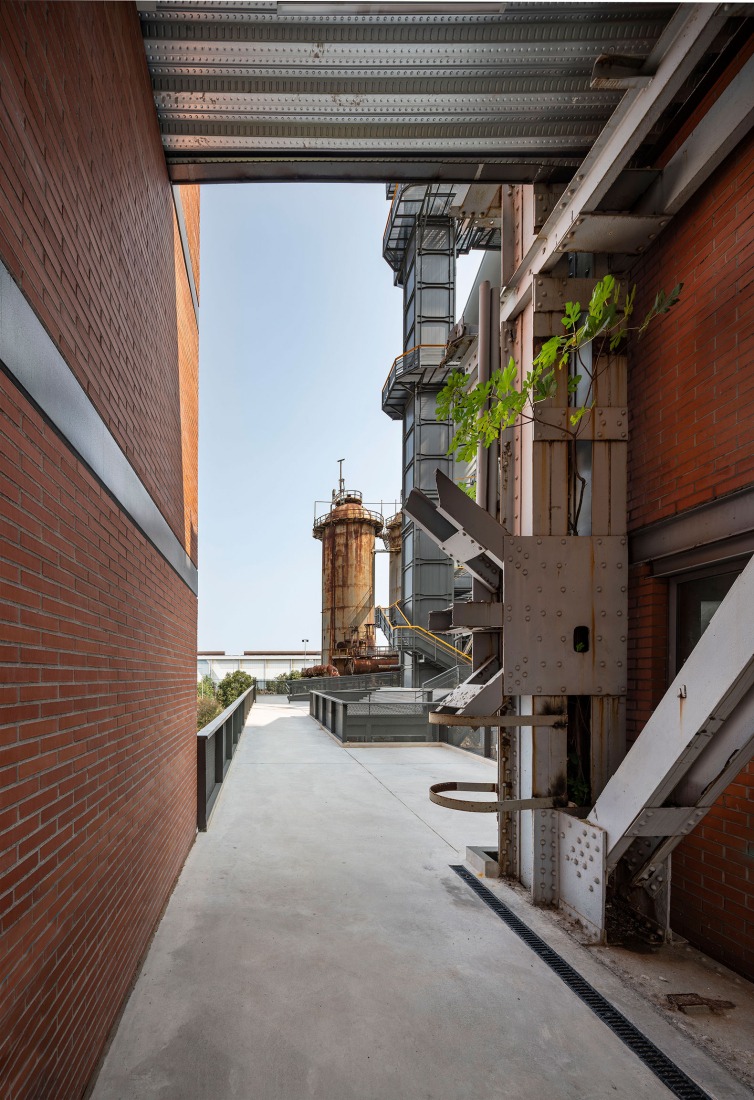 Acceso y Urbanización en el B.I.C. Horno Alto Nº1 de Sestao por Garitano Arquitectura. Fotografía por José Manuel Cutillas.