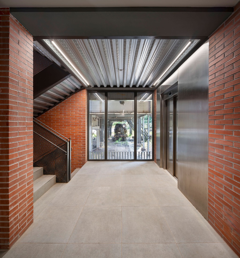 Acceso y Urbanización en el B.I.C. Horno Alto Nº1 de Sestao por Garitano Arquitectura. Fotografía por José Manuel Cutillas.
