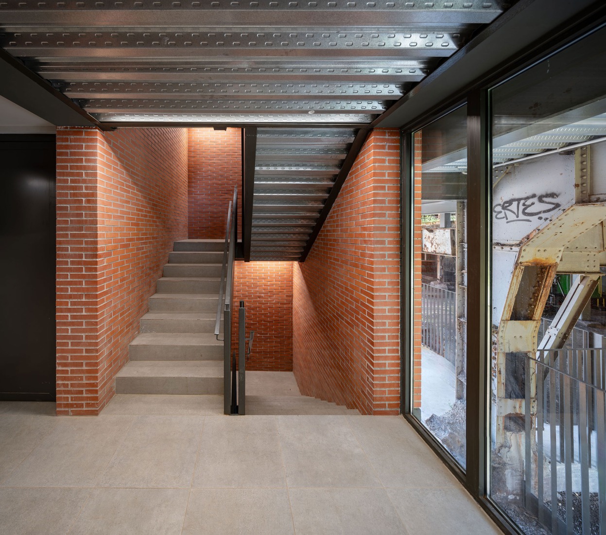 Acceso y Urbanización en el B.I.C. Horno Alto Nº1 de Sestao por Garitano Arquitectura. Fotografía por José Manuel Cutillas.
