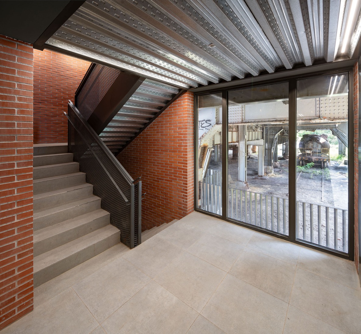 Acceso y Urbanización en el B.I.C. Horno Alto Nº1 de Sestao por Garitano Arquitectura. Fotografía por José Manuel Cutillas.