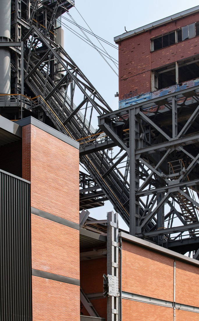 Acceso y Urbanización en el B.I.C. Horno Alto Nº1 de Sestao por Garitano Arquitectura. Fotografía por José Manuel Cutillas.