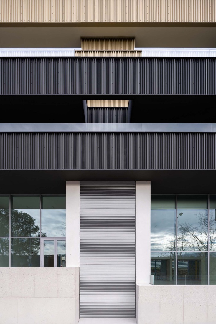 58 social housing units by GVG Estudio + MOEST. Photograph by Rubén P. Bescós