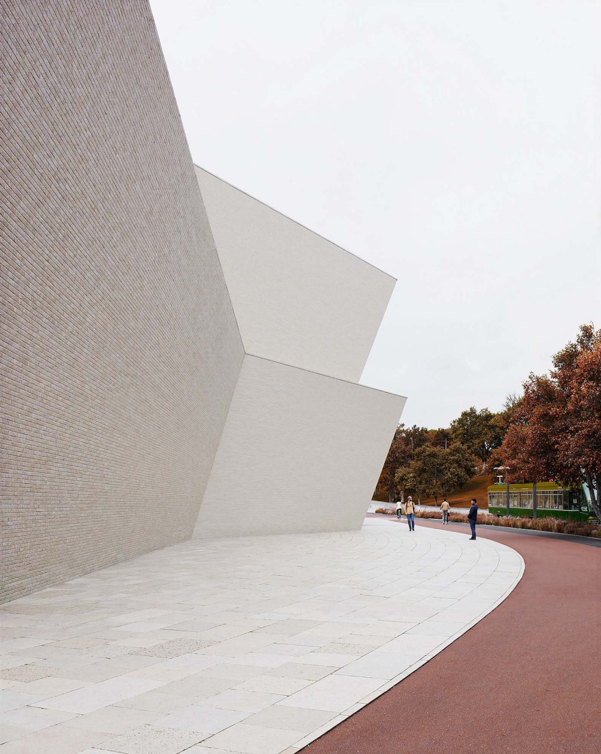 Vista desde el carril bici de Laivasillankatu. Nuevo Museo de Arquitectura y Diseño de Helsinki. Proyecto ganador: Kumma, por JKMM Architects. Visualización por MIR y JKMM Architects.