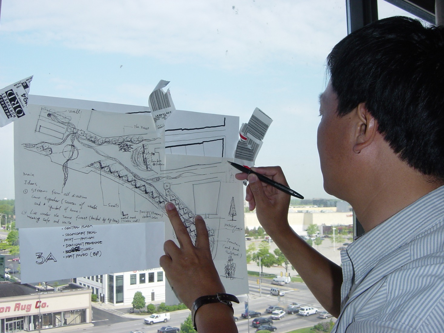 Kongjian Yu esbozando el concepto para Chinatown Park, Boston, MA, 2003. Fotografía cortesía de Turenscape, The Cultural Landscape Foundation.