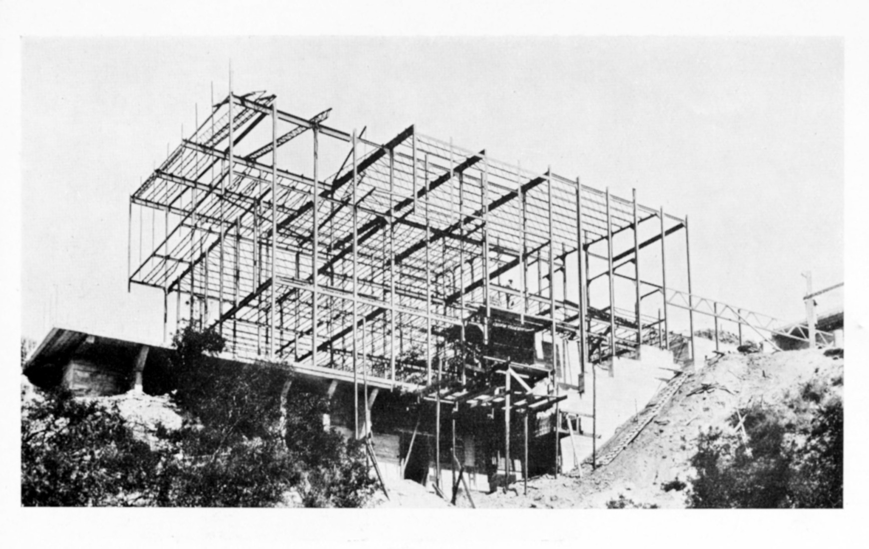 Morgan, Lovell House en construcción, Chantiers, 1934: muestra en detalle los componentes estándar, incluida la suspensión de las ventanas. Chantiers, marzo-abril de 1934: portada, pp. 12-14. Centro Canadiense de Arquitectura. © 2024 The Neutra Institute for Survival Through Design y reproducido con permiso.  