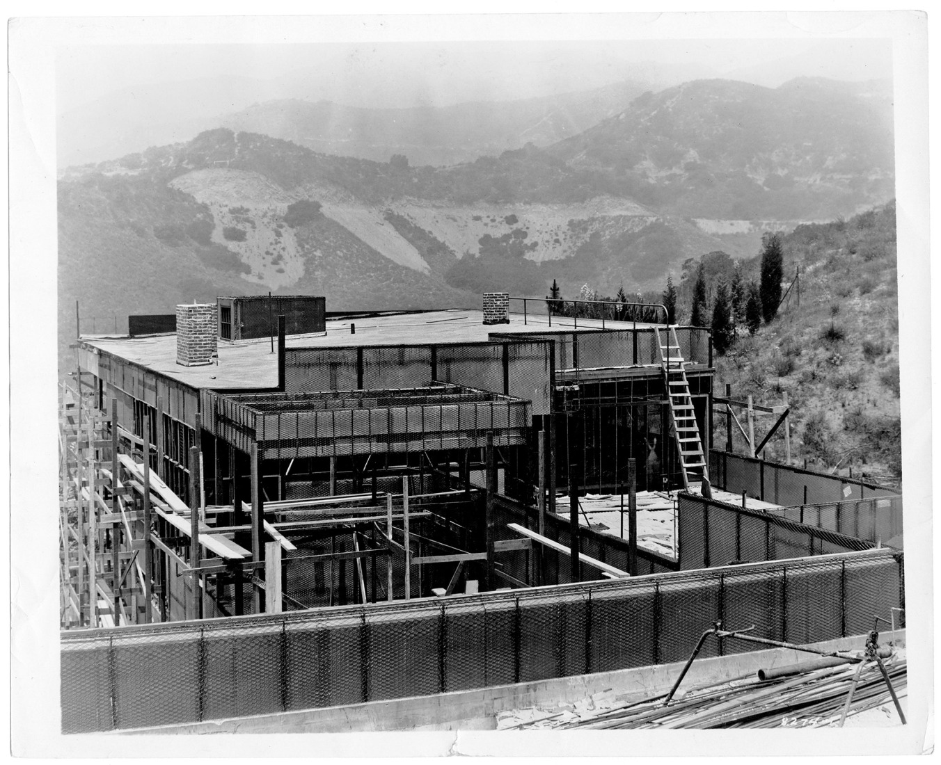 Willard Morgan, Estructura de Lovell Health House en su lugar, principios del verano de 1929, de Sartoris, Elementi, 1932. Sartoris, Gli Elementi dell’ Architettura Funzionale, 1932, lámina 558. Centro Canadiense de Arquitectura. © 2024 The Neutra Institute for Survival Through Design y reproducido con permiso.