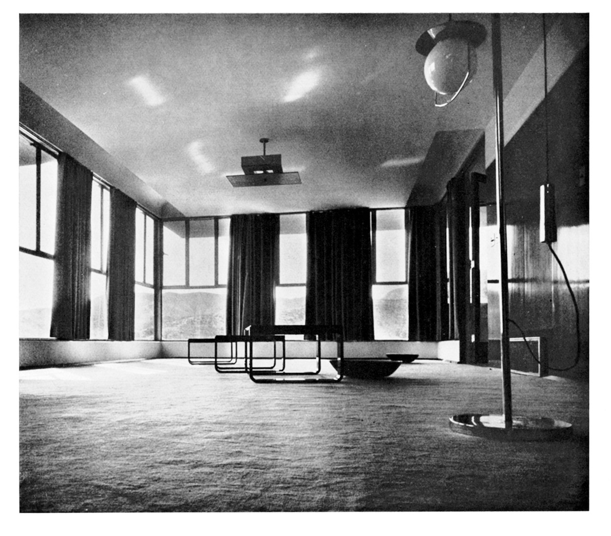 Salón con vistas al oeste. Moderne  Bauformen  agosto de 1932, pp. 382-89.    Colección de Nicholas Olsberg. © 2024 The Neutra Institute for Survival Through Design y reproducido con permiso.