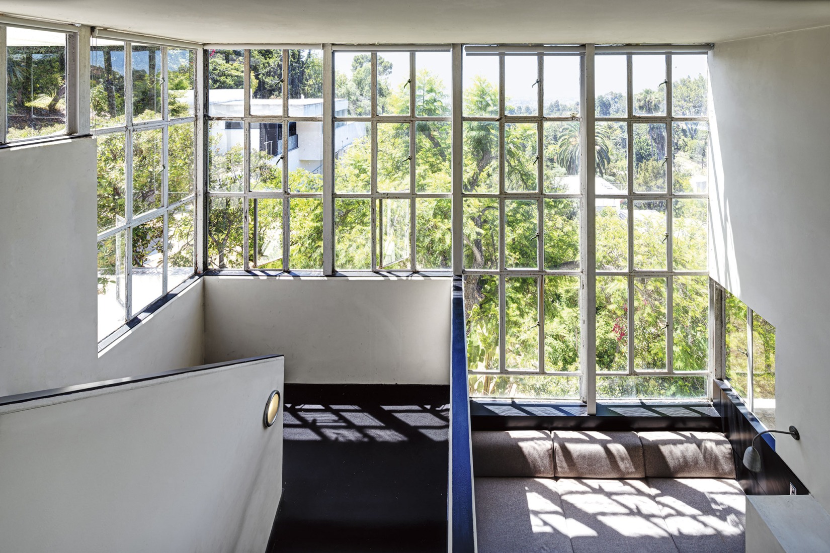 «Richard Neutra and the Making of the Lovell Health House, 1925–35» por Edward Dinendberg. Fotografía por Grant Mudford.