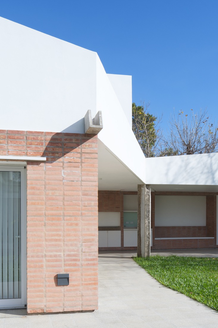 Reforma y ampliación de una casa de fin de semana por Estudio qo + TAF. Fotografía por Javier Agustín Rojas.