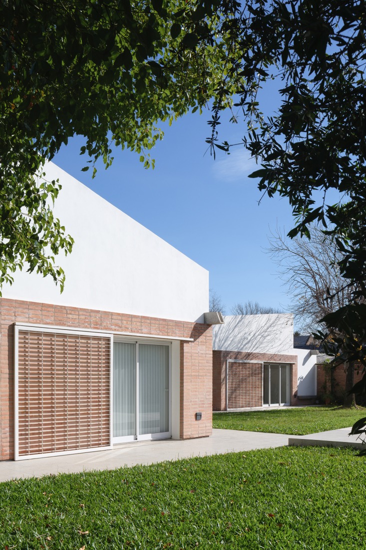 Reforma y ampliación de una casa de fin de semana por Estudio qo + TAF. Fotografía por Javier Agustín Rojas.