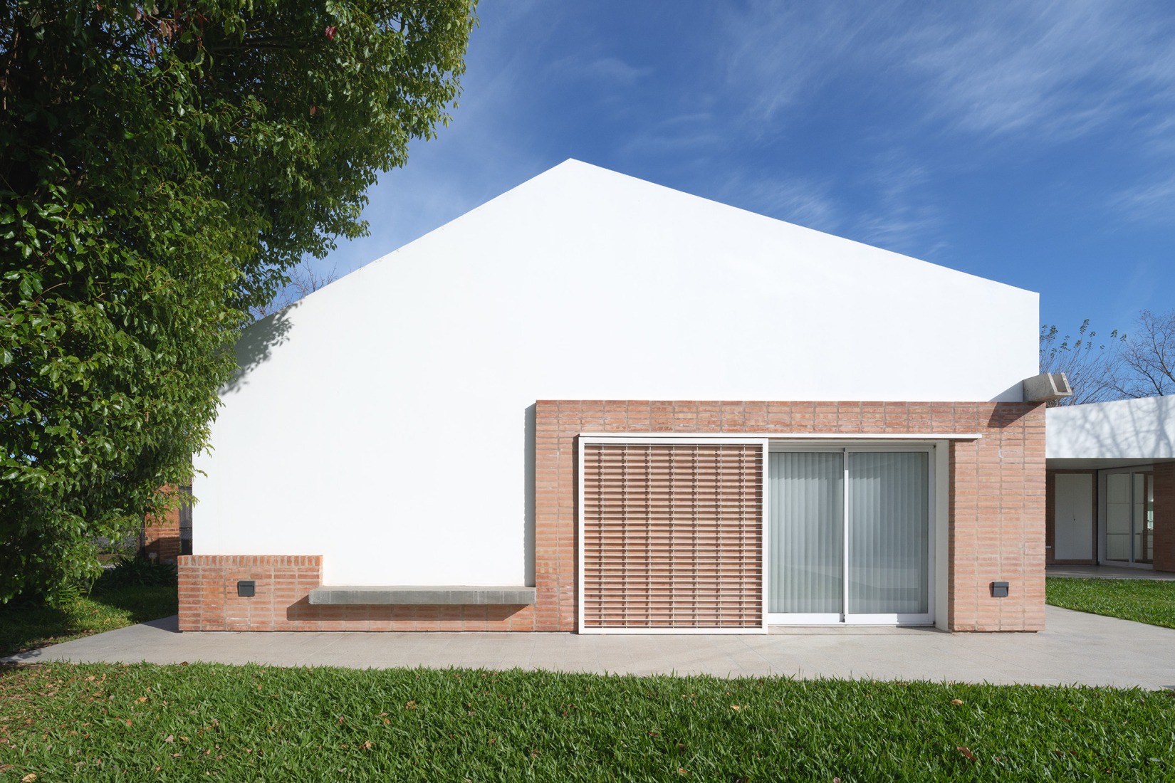 Reforma y ampliación de una casa de fin de semana por Estudio qo + TAF. Fotografía por Javier Agustín Rojas.