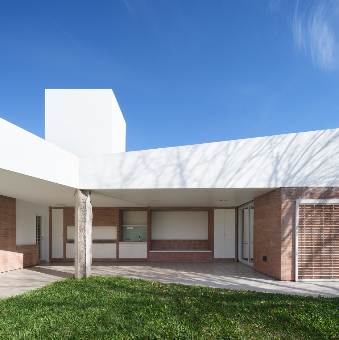 Reforma y ampliación de una casa de fin de semana por Estudio qo + TAF. Fotografía por Javier Agustín Rojas.