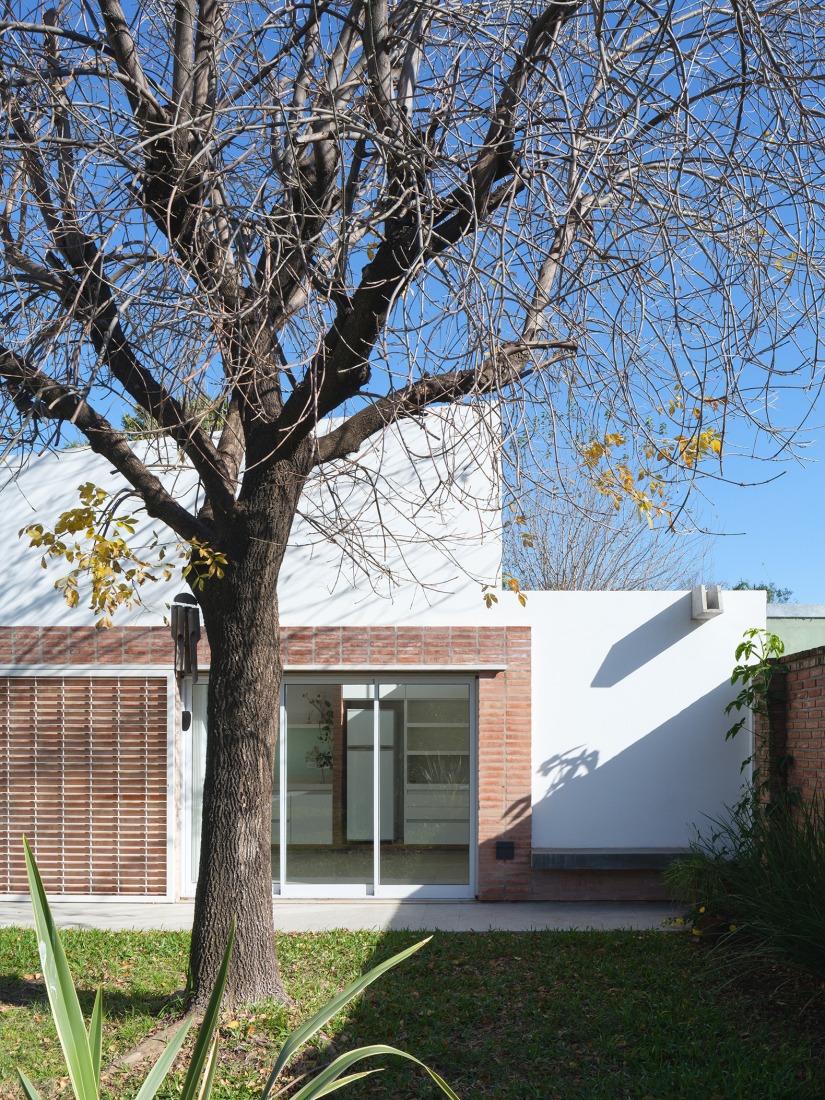 Reforma y ampliación de una casa de fin de semana por Estudio qo + TAF. Fotografía por Javier Agustín Rojas.