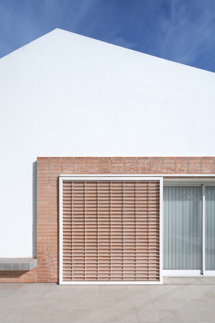 Reforma y ampliación de una casa de fin de semana por Estudio qo + TAF. Fotografía por Javier Agustín Rojas.