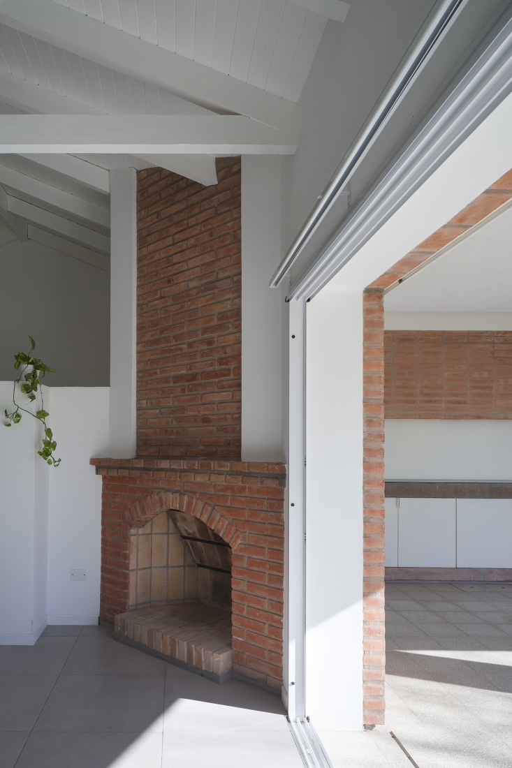 Reforma y ampliación de una casa de fin de semana por Estudio qo + TAF. Fotografía por Javier Agustín Rojas.