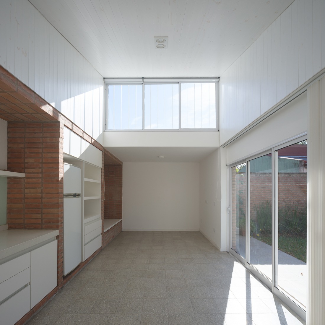 Reforma y ampliación de una casa de fin de semana por Estudio qo + TAF. Fotografía por Javier Agustín Rojas.