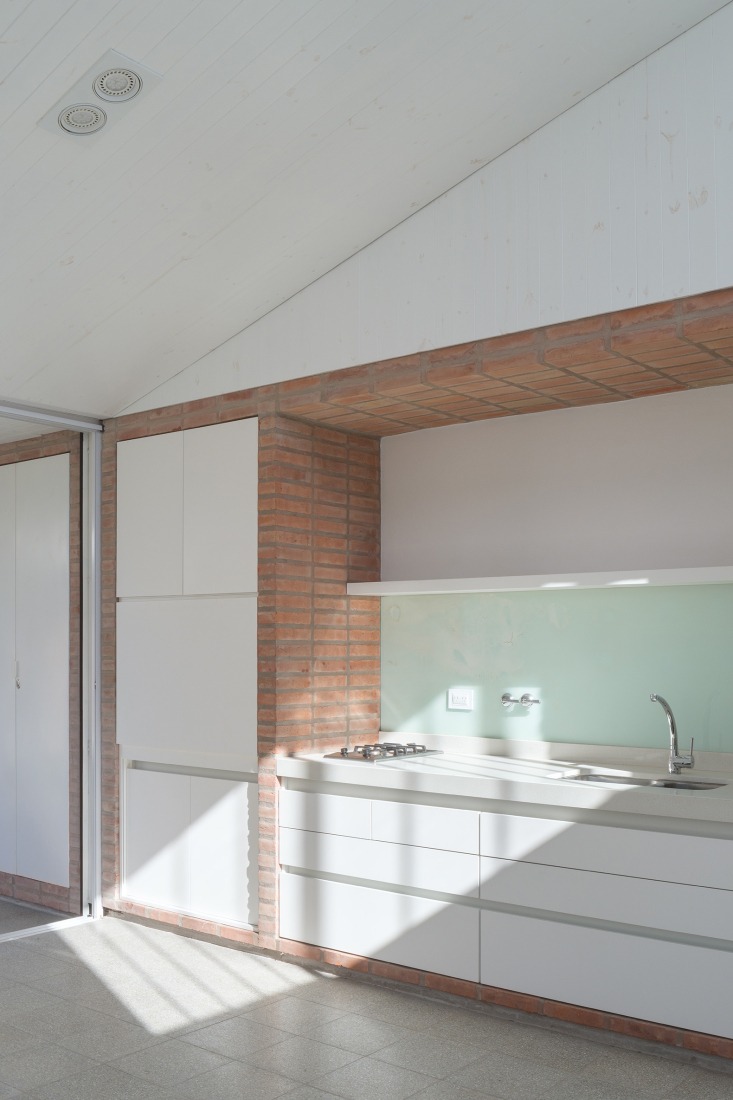 Reforma y ampliación de una casa de fin de semana por Estudio qo + TAF. Fotografía por Javier Agustín Rojas.
