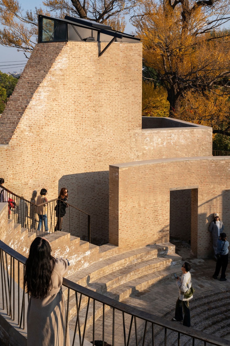 From the courtyard, visitor circulation is fluid throughout, with no solid divisions between spaces. Photograph courtesy by Aga Khan Trust for Culture / Dou Yujun (photographer).
