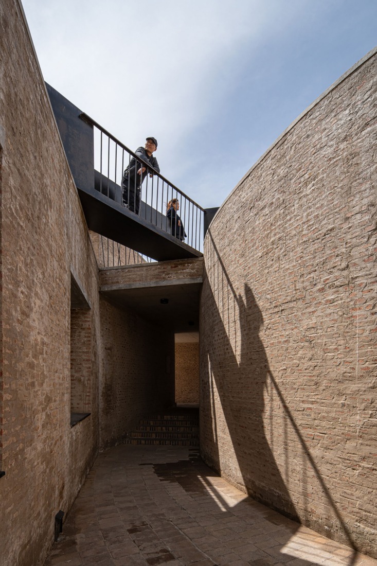 The large roof top is accessible to the public and creates a series of spaces that are used for recreation by the old and young alike. Photograph courtesy by Aga Khan Trust for Culture / Dou Yujun (photographer).