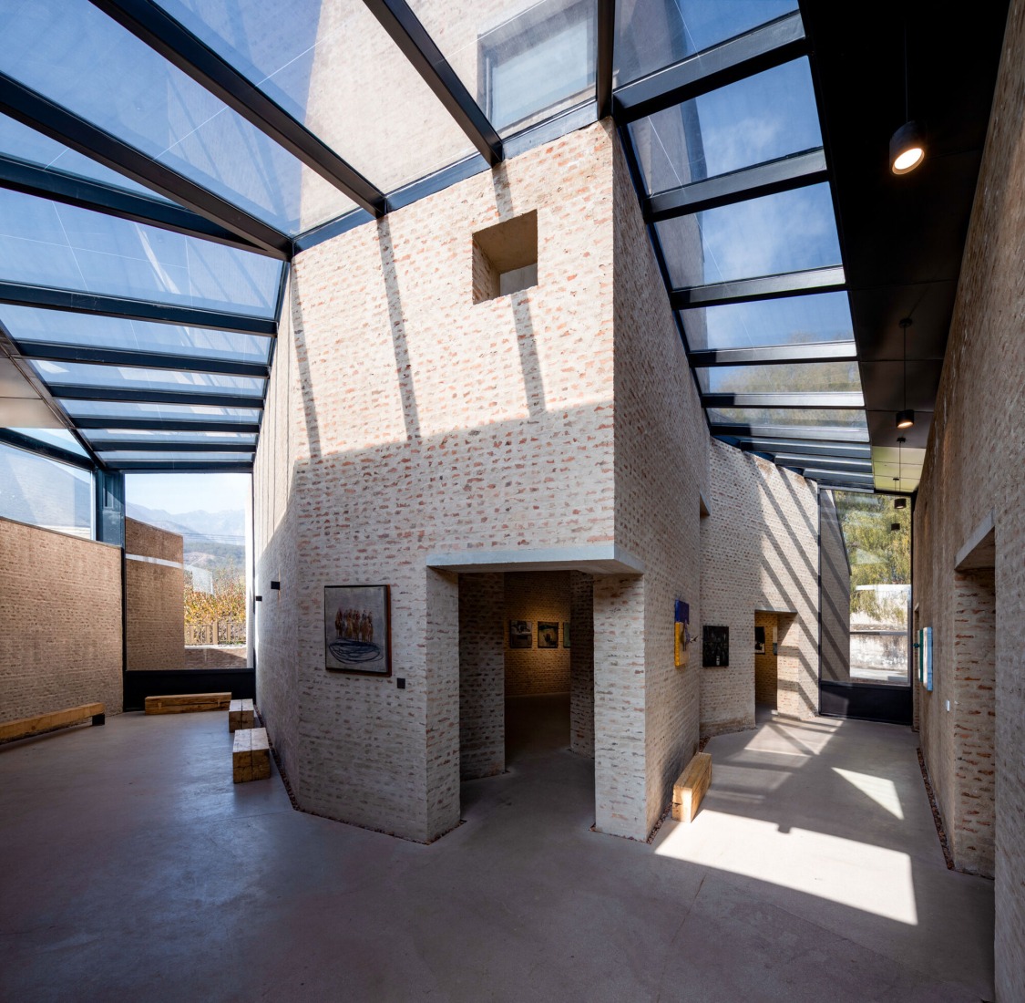 Indoor circulation space and resting area. The building maximises passive lighting and shading through strategic placement of large windows, which illuminate the interior while limiting heat gain. Photograph courtesy by Aga Khan Trust for Culture / Dou Yujun (photographer).