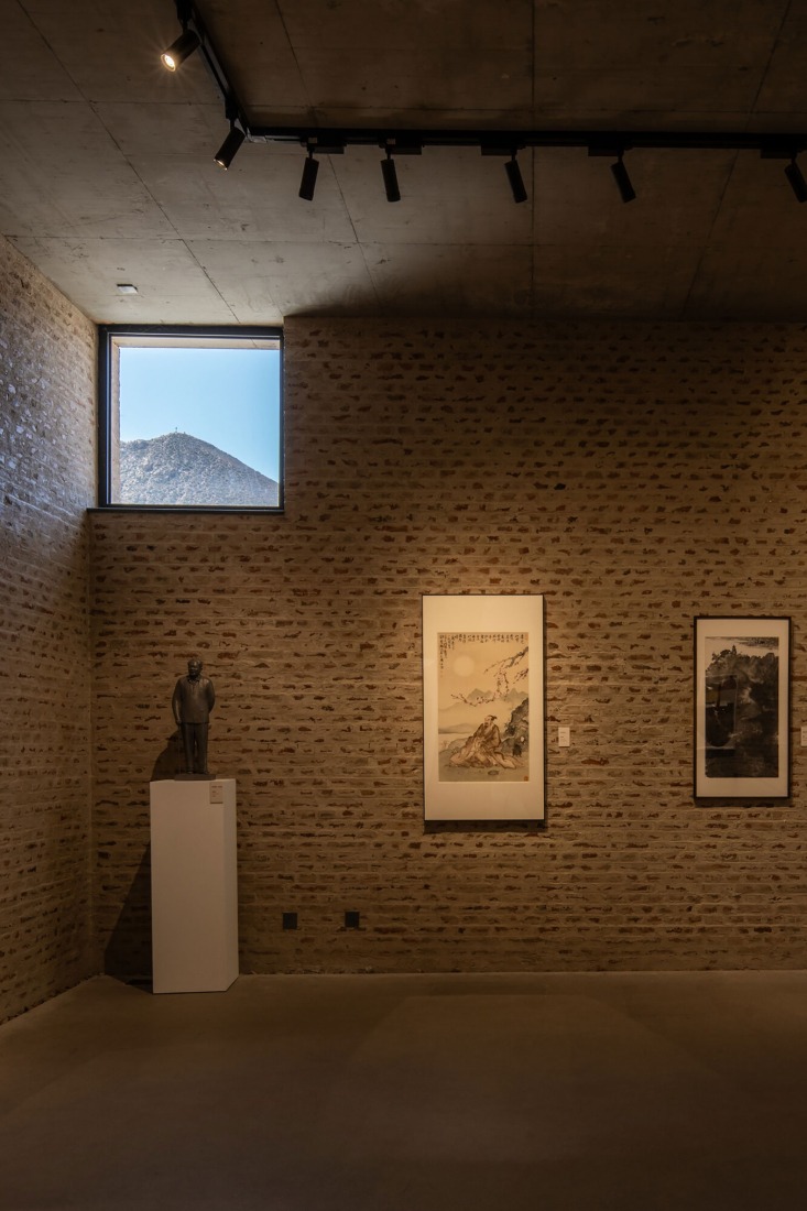 The architecture takes advantage of the beauty of its natural environs, with its views towards the Daqing Mountains. Photograph courtesy by Aga Khan Trust for Culture / Dou Yujun (photographer).