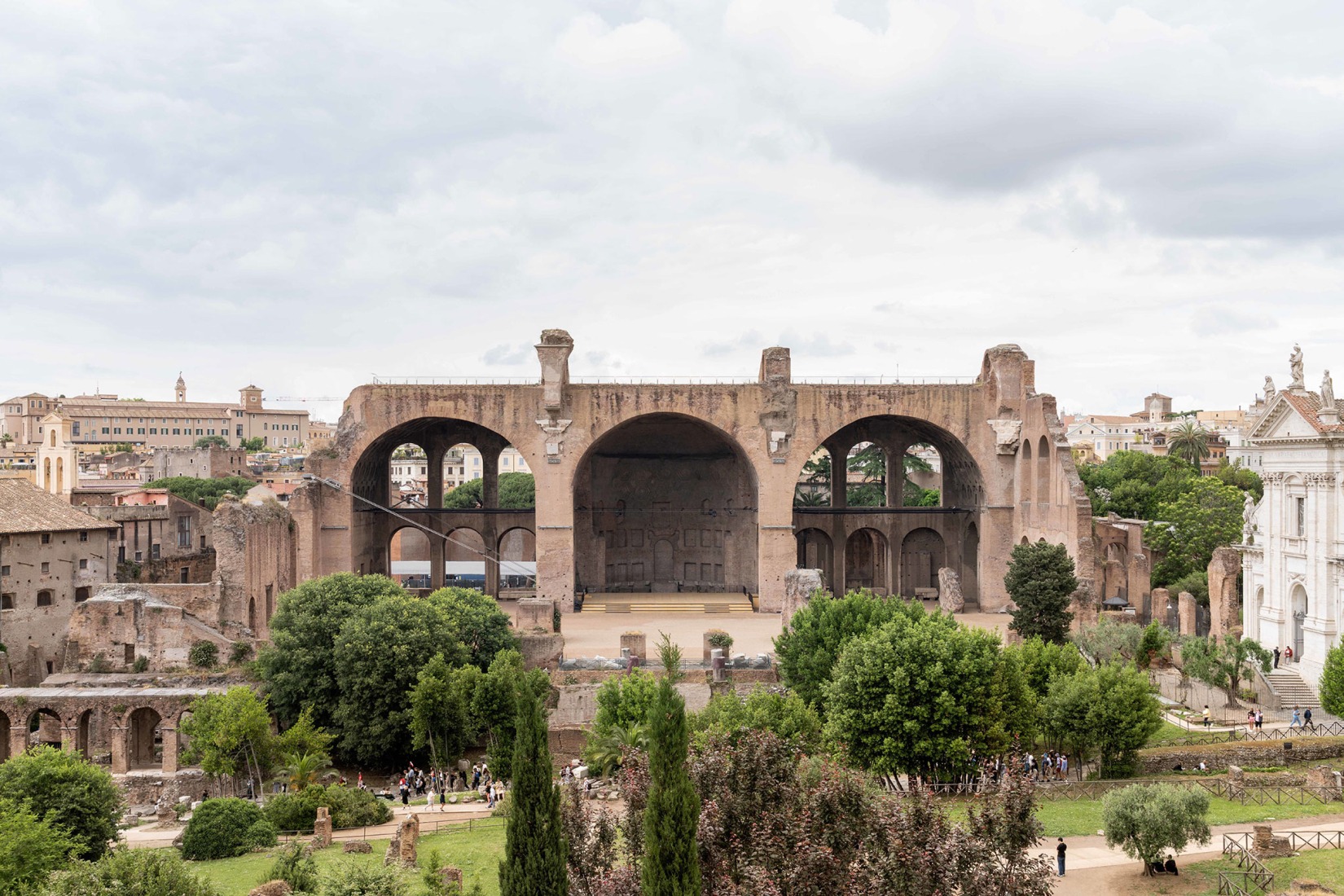 Escenografía y exposición de la Basílica de Majencio por Alvisi Kirimoto + Asociados. Fotografía por Marco Cappelletti Studio. Escenografía y exposición de la Basílica de Majencio por Alvisi Kirimoto + Asociados. Fotografía por Marco Cappelletti Studio.