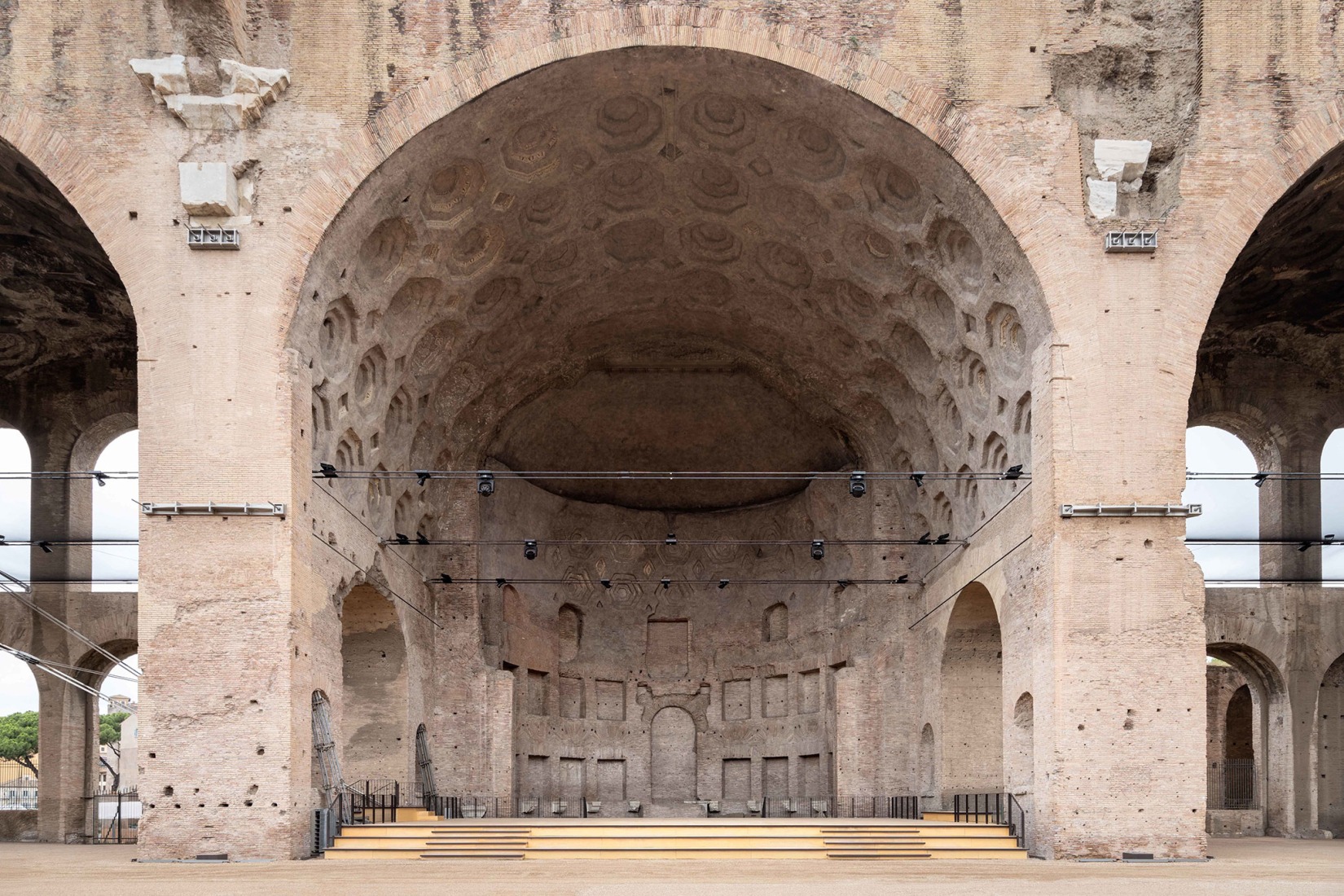 Escenografía y exposición de la Basílica de Majencio por Alvisi Kirimoto + Asociados. Fotografía por Marco Cappelletti Studio. Escenografía y exposición de la Basílica de Majencio por Alvisi Kirimoto + Asociados. Fotografía por Marco Cappelletti Studio.