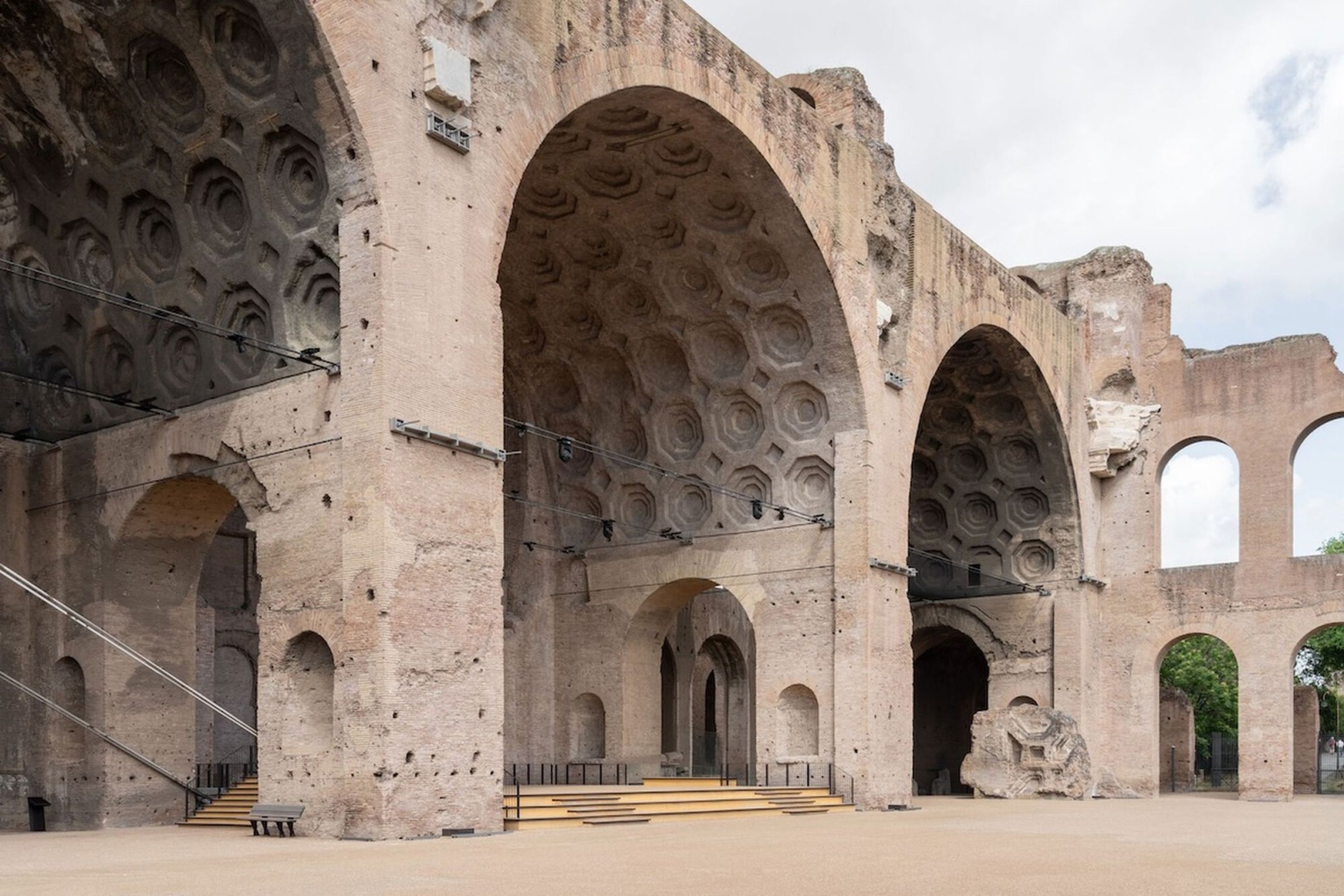 Escenografía y exposición de la Basílica de Majencio por Alvisi Kirimoto + Asociados. Fotografía por Marco Cappelletti Studio. Escenografía y exposición de la Basílica de Majencio por Alvisi Kirimoto + Asociados. Fotografía por Marco Cappelletti Studio.