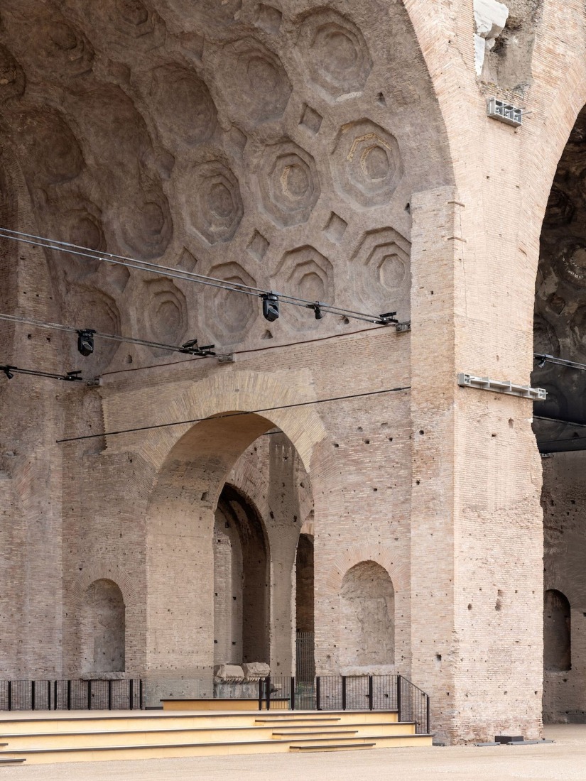 Escenografía y exposición de la Basílica de Majencio por Alvisi Kirimoto + Asociados. Fotografía por Marco Cappelletti Studio. Escenografía y exposición de la Basílica de Majencio por Alvisi Kirimoto + Asociados. Fotografía por Marco Cappelletti Studio.