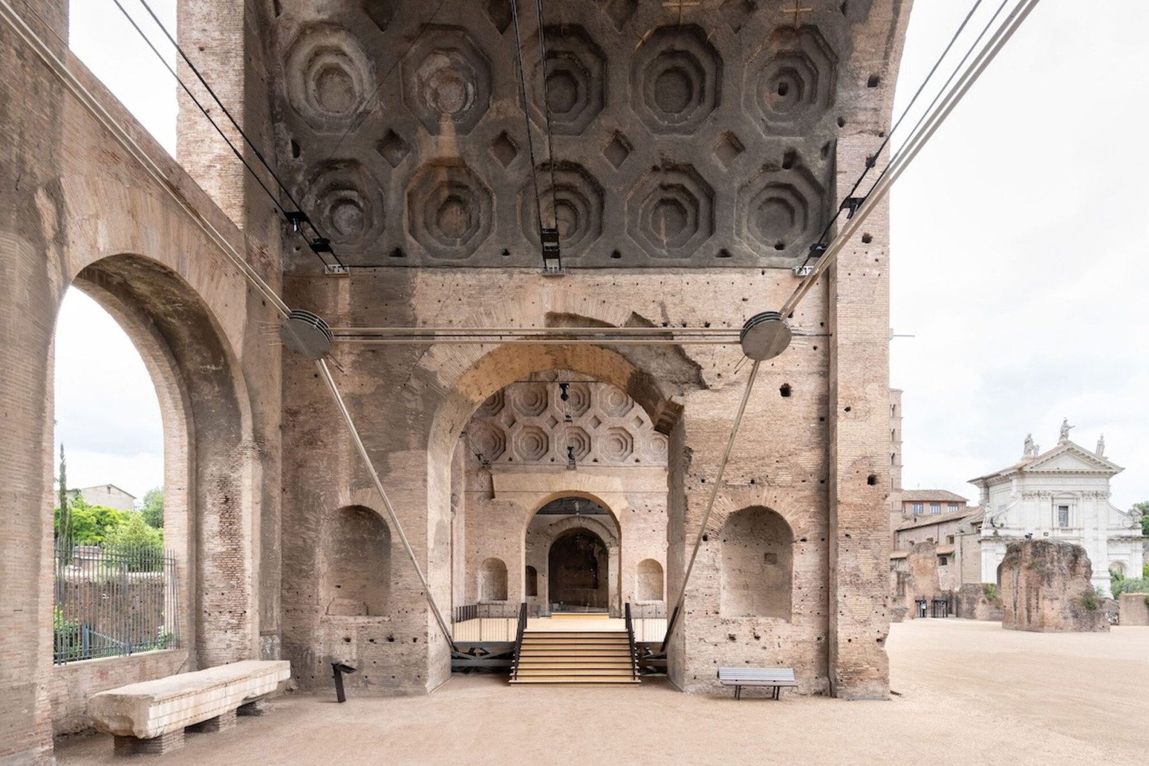 Escenografía y exposición de la Basílica de Majencio por Alvisi Kirimoto + Asociados. Fotografía por Marco Cappelletti Studio. Escenografía y exposición de la Basílica de Majencio por Alvisi Kirimoto + Asociados. Fotografía por Marco Cappelletti Studio.