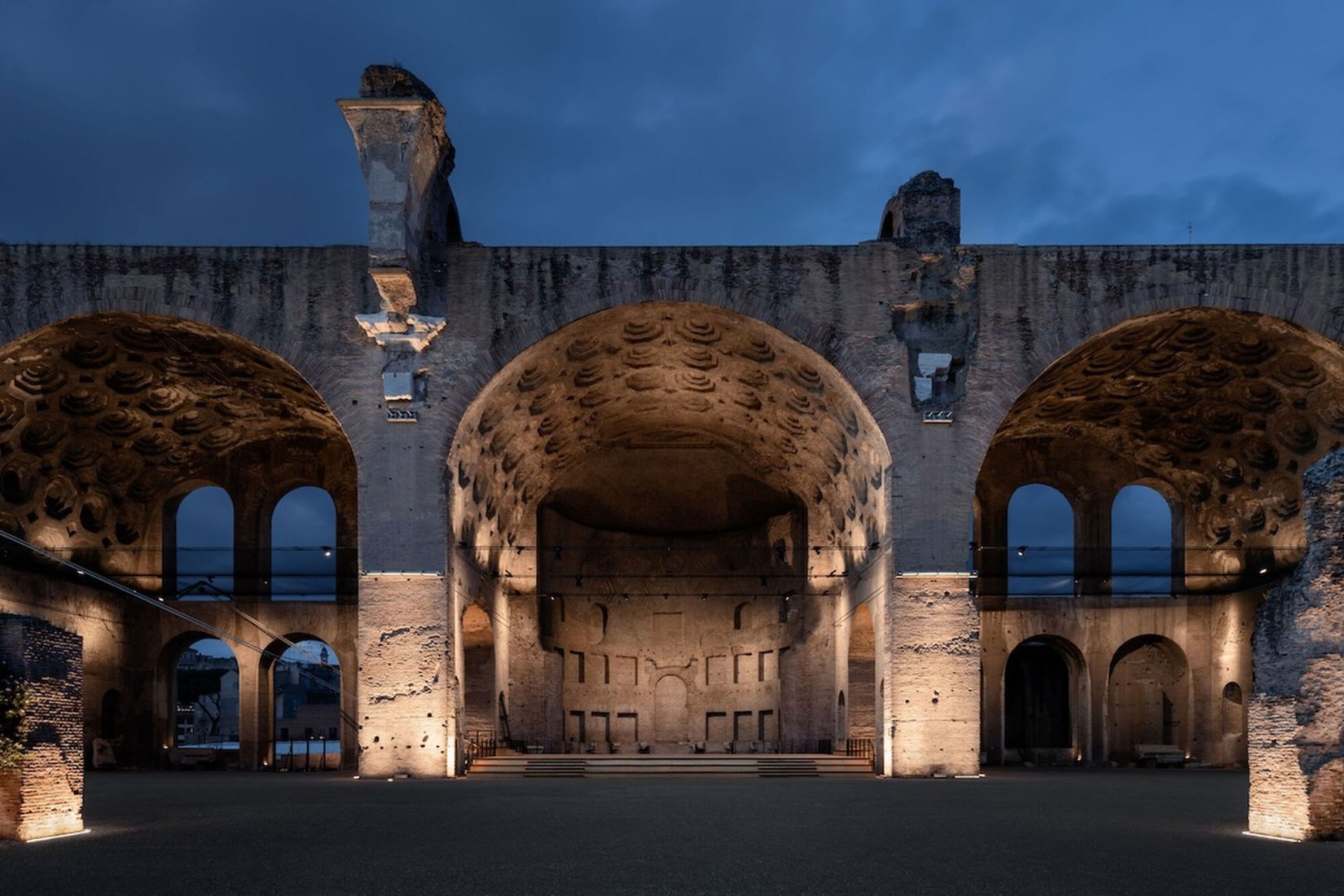 Escenografía y exposición de la Basílica de Majencio por Alvisi Kirimoto + Asociados. Fotografía por Marco Cappelletti Studio. Escenografía y exposición de la Basílica de Majencio por Alvisi Kirimoto + Asociados. Fotografía por Marco Cappelletti Studio.