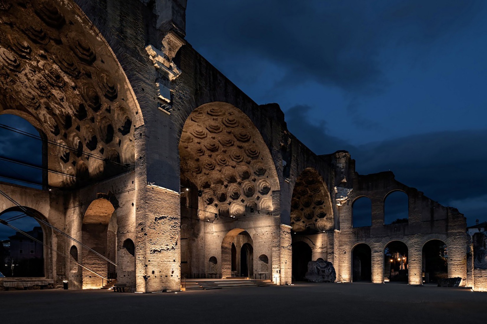 Escenografía y exposición de la Basílica de Majencio por Alvisi Kirimoto + Asociados. Fotografía por Marco Cappelletti Studio. Escenografía y exposición de la Basílica de Majencio por Alvisi Kirimoto + Asociados. Fotografía por Marco Cappelletti Studio.