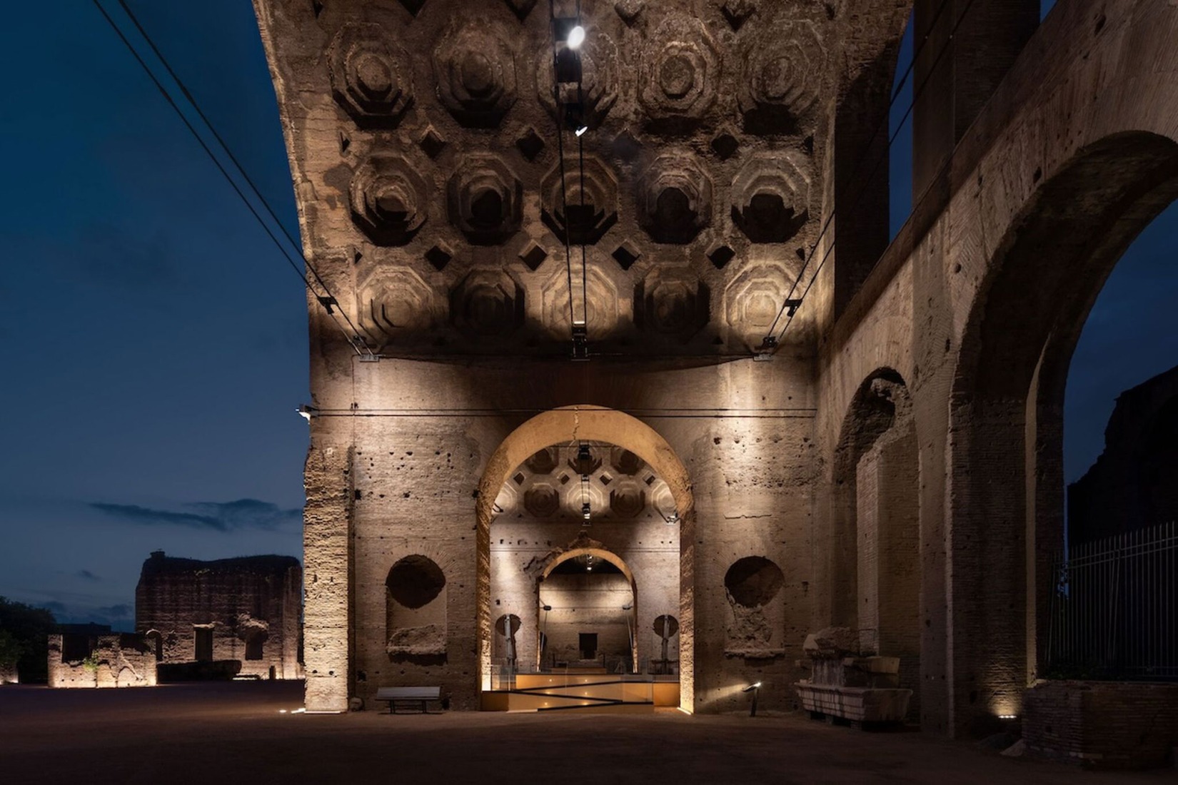 Escenografía y exposición de la Basílica de Majencio por Alvisi Kirimoto + Asociados. Fotografía por Marco Cappelletti Studio. Escenografía y exposición de la Basílica de Majencio por Alvisi Kirimoto + Asociados. Fotografía por Marco Cappelletti Studio.
