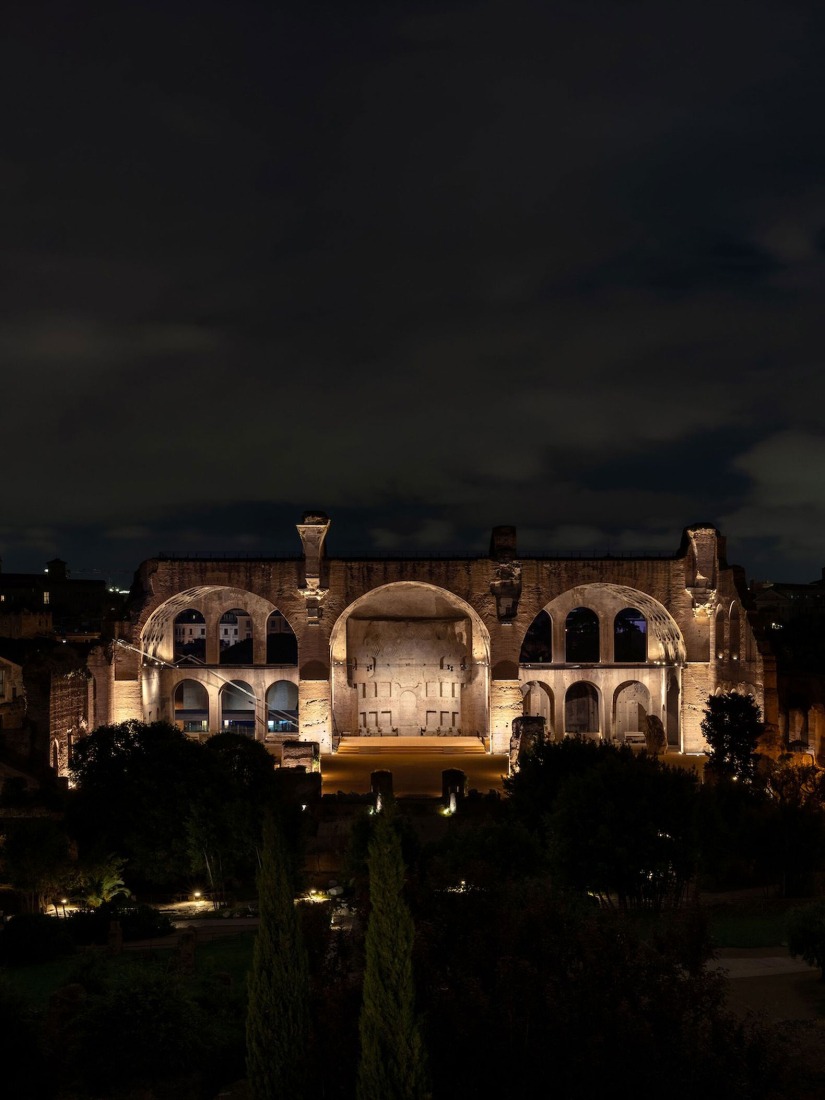 Escenografía y exposición de la Basílica de Majencio por Alvisi Kirimoto + Asociados. Fotografía por Marco Cappelletti Studio. Escenografía y exposición de la Basílica de Majencio por Alvisi Kirimoto + Asociados. Fotografía por Marco Cappelletti Studio.