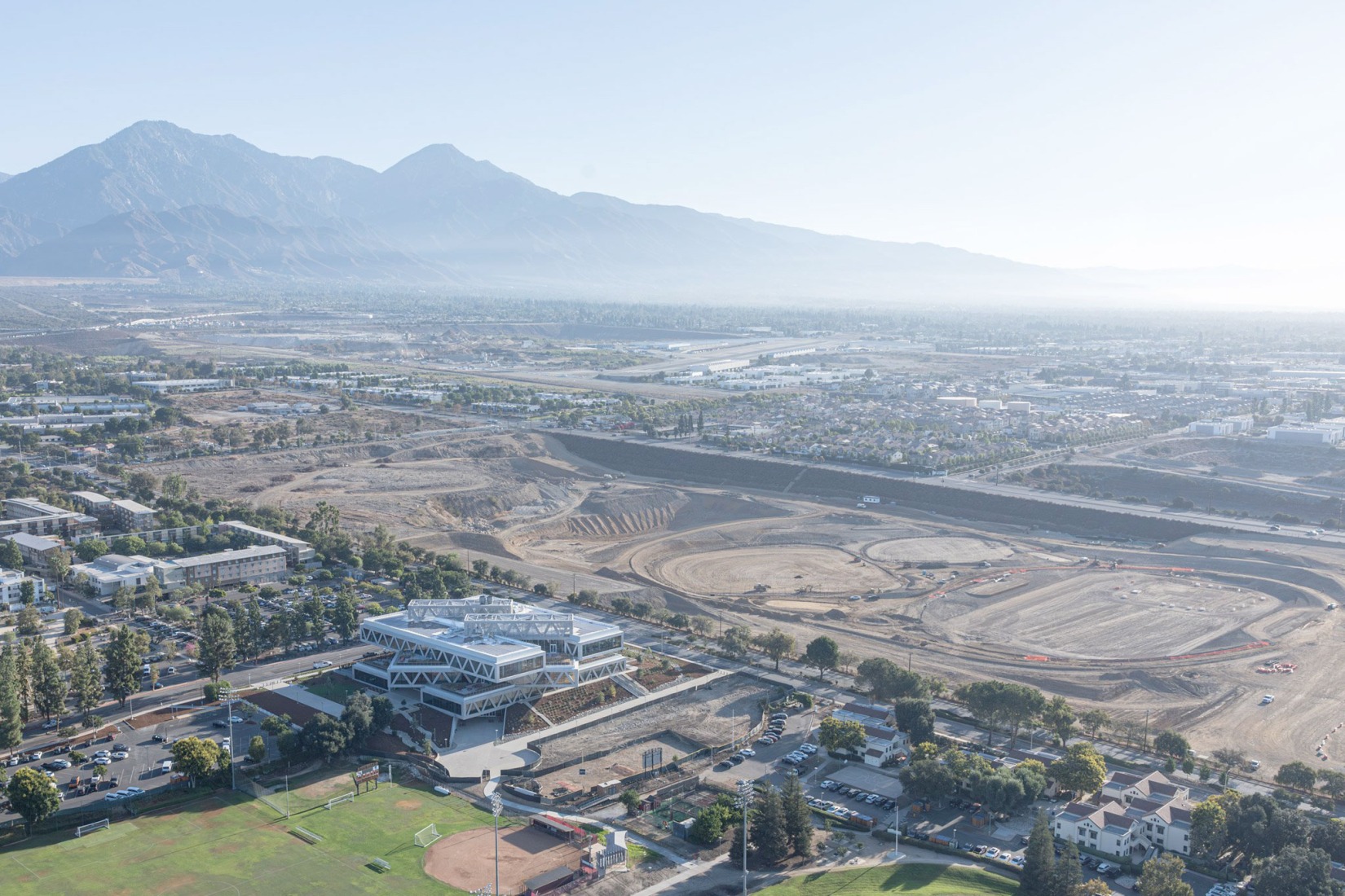 Claremont McKenna College por BIG. Fotografía por Laurian Ghinitoiu.