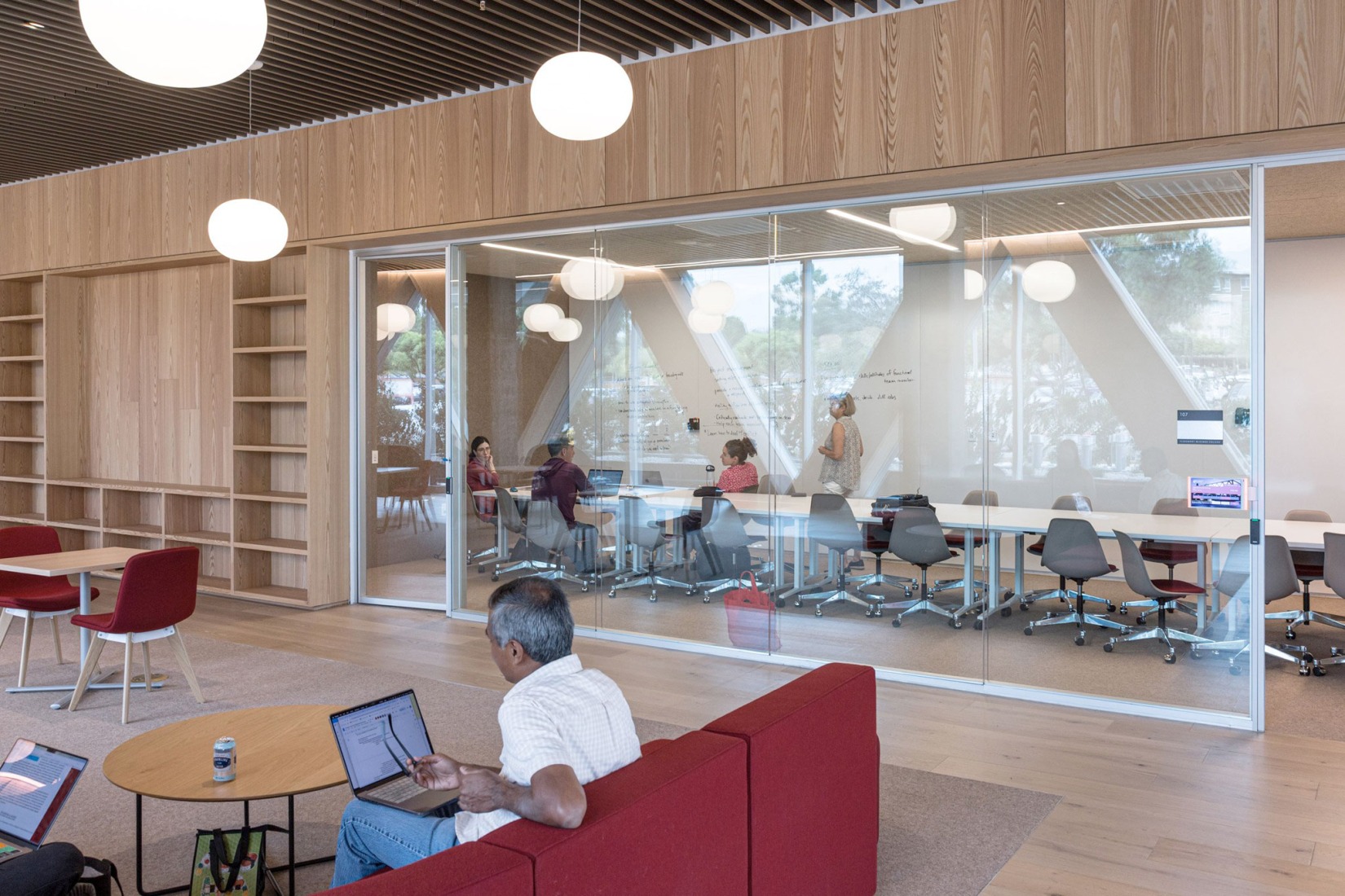 Claremont McKenna College por BIG. Fotografía por Laurian Ghinitoiu.