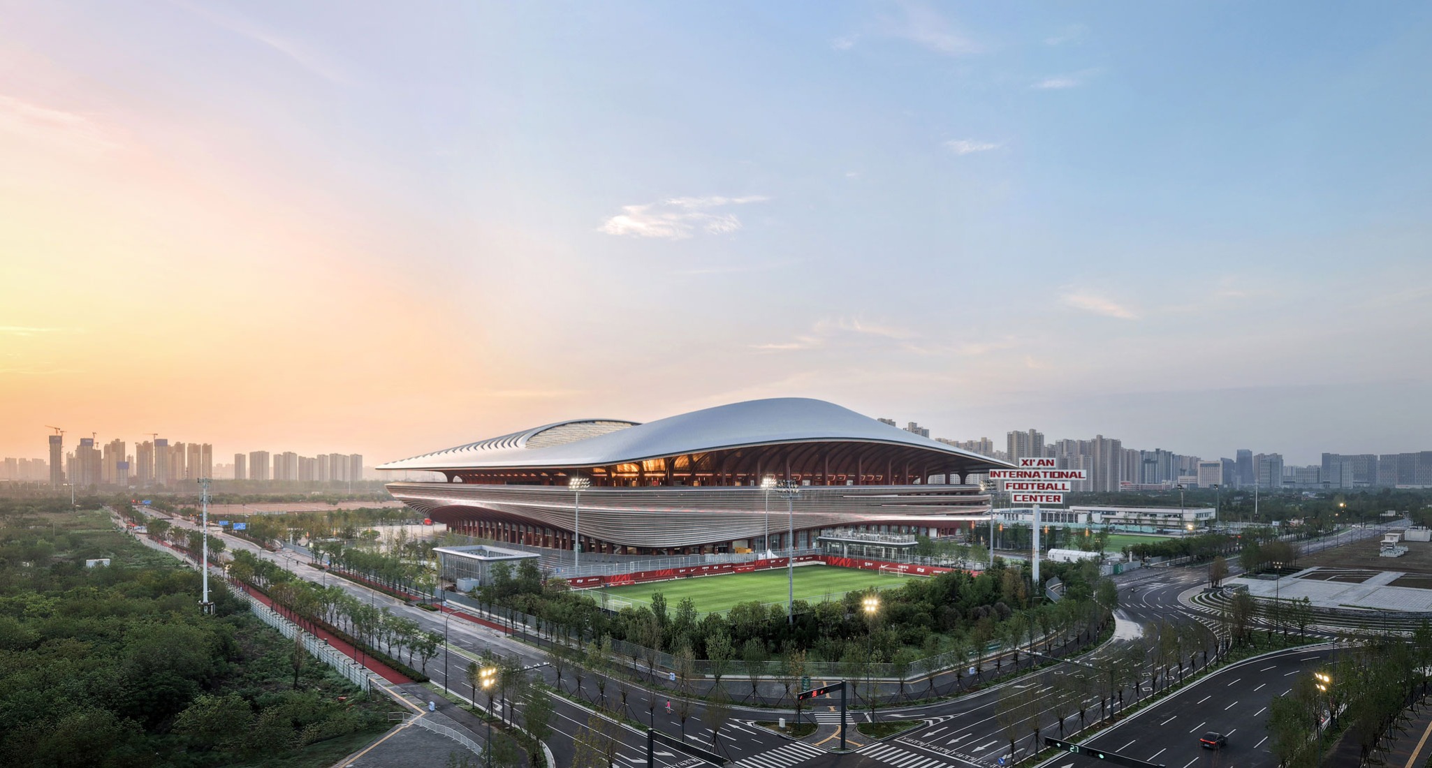 Centro Internacional de Fútbol de Xian, por Zaha Hadid Architects. Fotografía de Hufton + Crow.