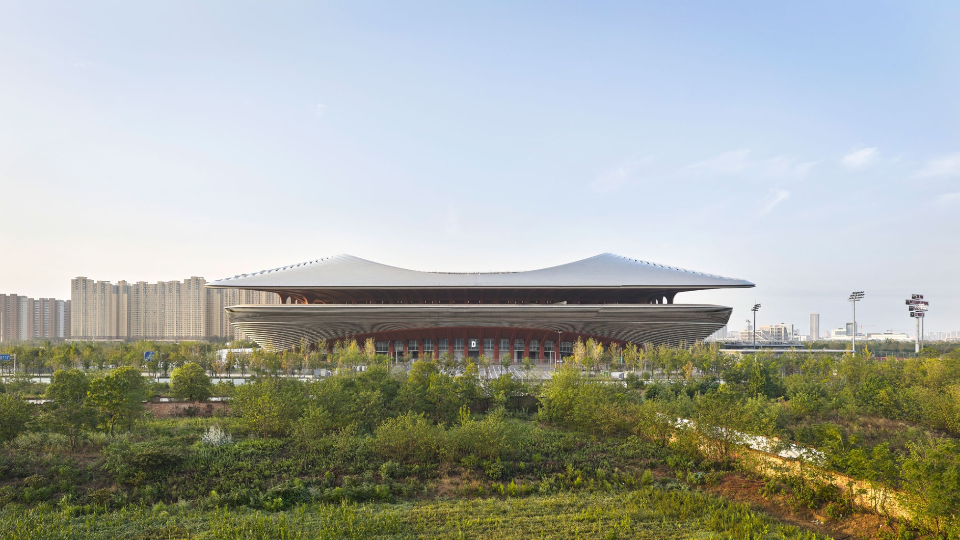 Centro Internacional de Fútbol de Xian, por Zaha Hadid Architects. Fotografía de Hufton + Crow.