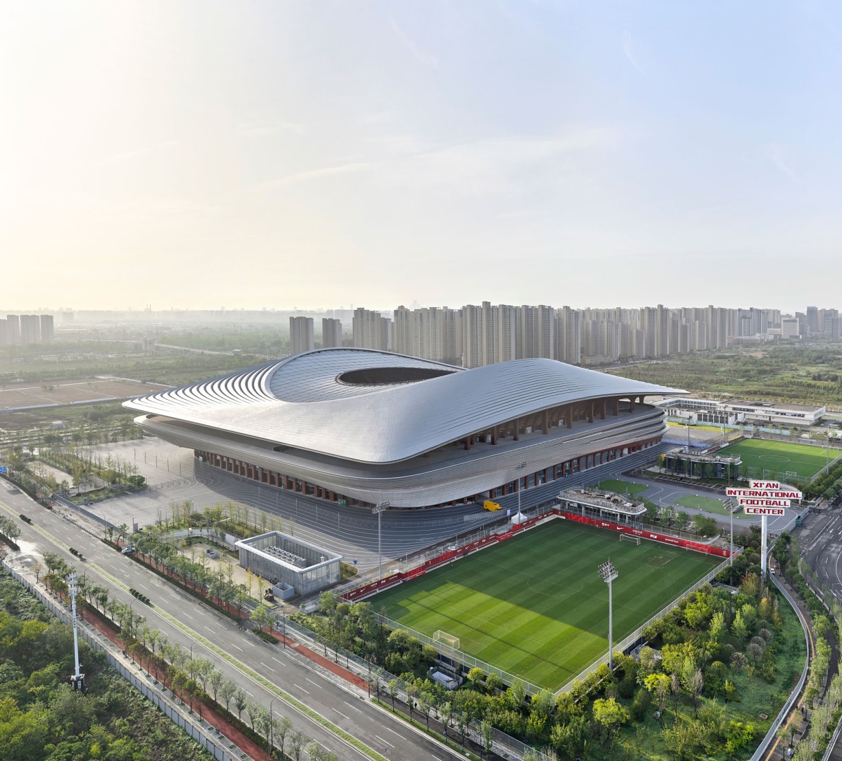 Centro Internacional de Fútbol de Xian, por Zaha Hadid Architects. Fotografía de Hufton + Crow.