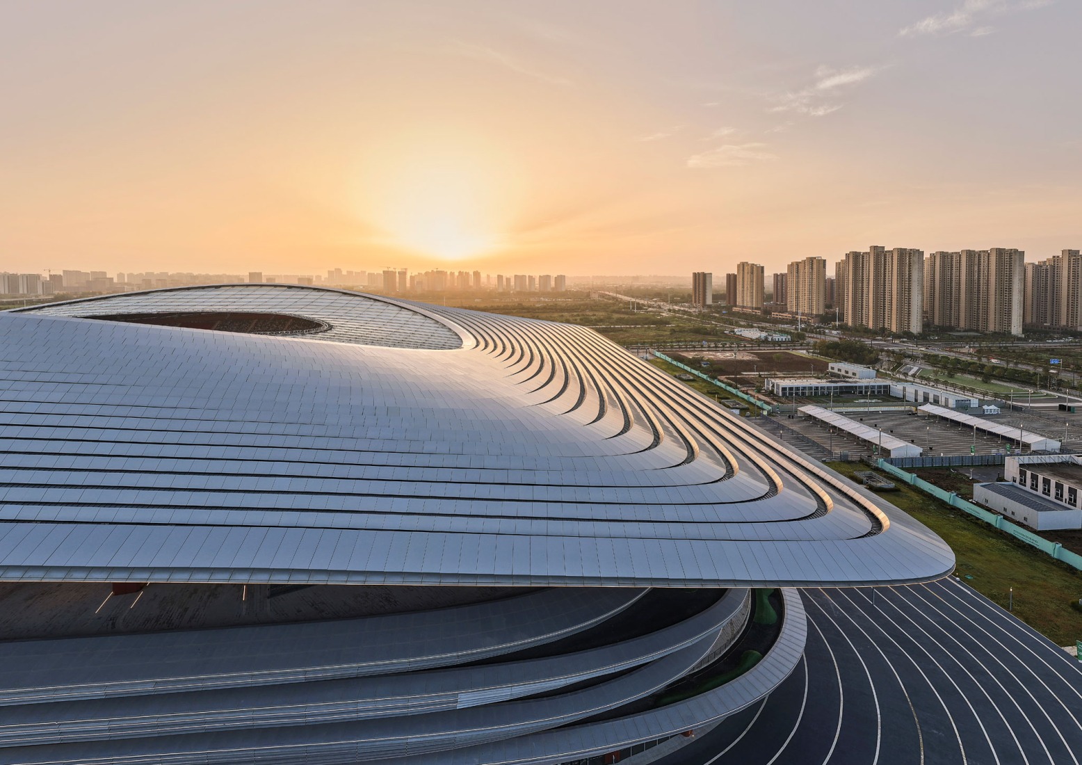 Centro Internacional de Fútbol de Xian, por Zaha Hadid Architects. Fotografía de Hufton + Crow.