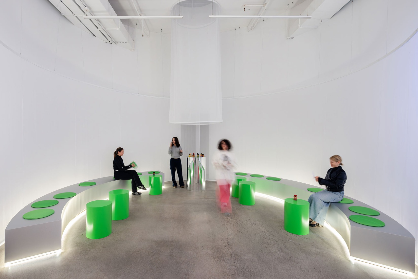 Vyrao Mercer por AMO. Fotografía por Bridgit Beyer.  Vyrao Mercer por AMO. Fotografía por Bridgit Beyer.